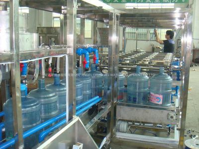 厂家直销 1000瓶/小时矿泉水灌装线设备——从山泉水到成品的一站式解决方案